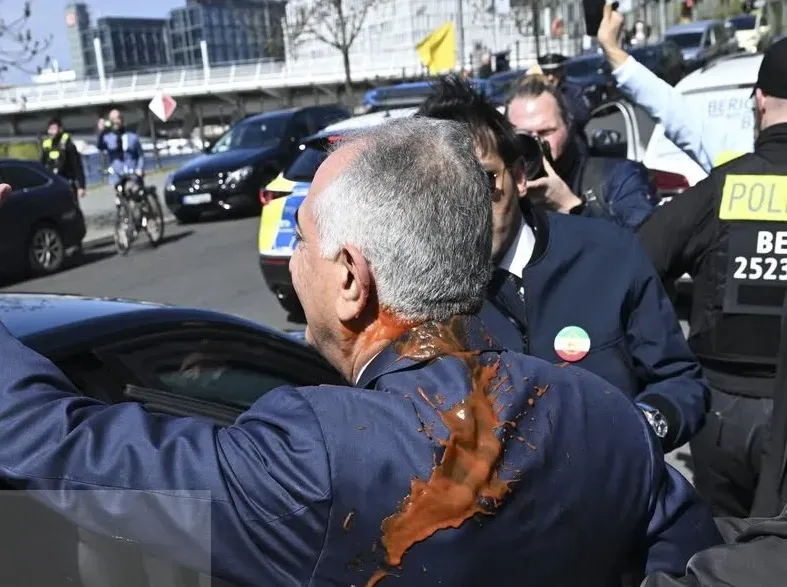 حمله با سس گوجه به قالیباف