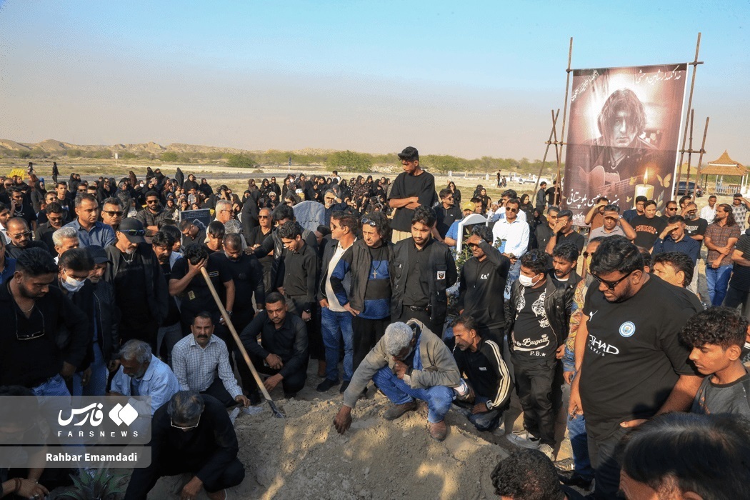 (تصاویر) مراسم تشییع و خاکسپاری عیسی بلوچستانی خواننده محبوب بندرعباسی