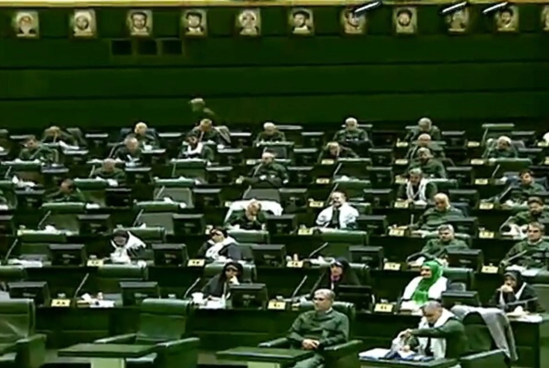 نمایندگان مجلس در واکنش به اقدام اروپا، با لباس فرم سپاه در مجلس حاضر شدند