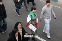 استایل ارتشی یک زن در راهپیمایی 22 بهمن در تهران